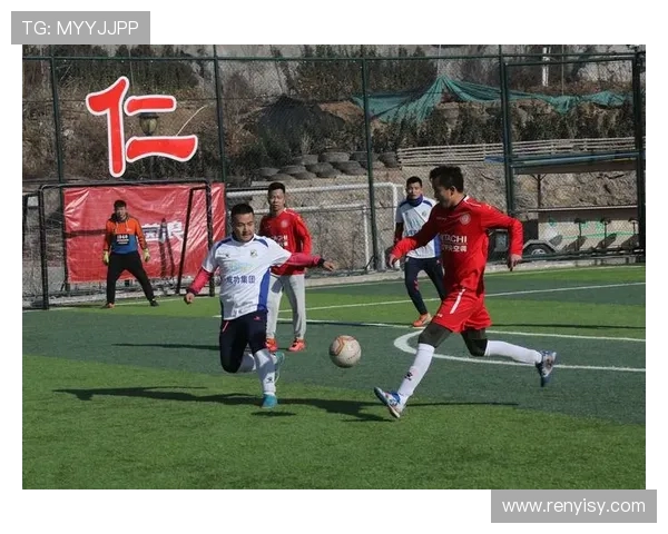 杨伟独家分享足球心得与技巧解析助你提升球技与战术理解